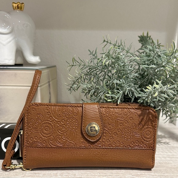 Stone Mountain Accessories Handbags - Stone Mountain Bonded Leather Bifold Zip-Around Wallet/Wristlet